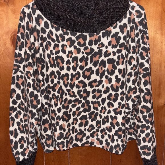 LOVINGLY WORN ANIMAL PRINT TOP - Picture 5 of 5